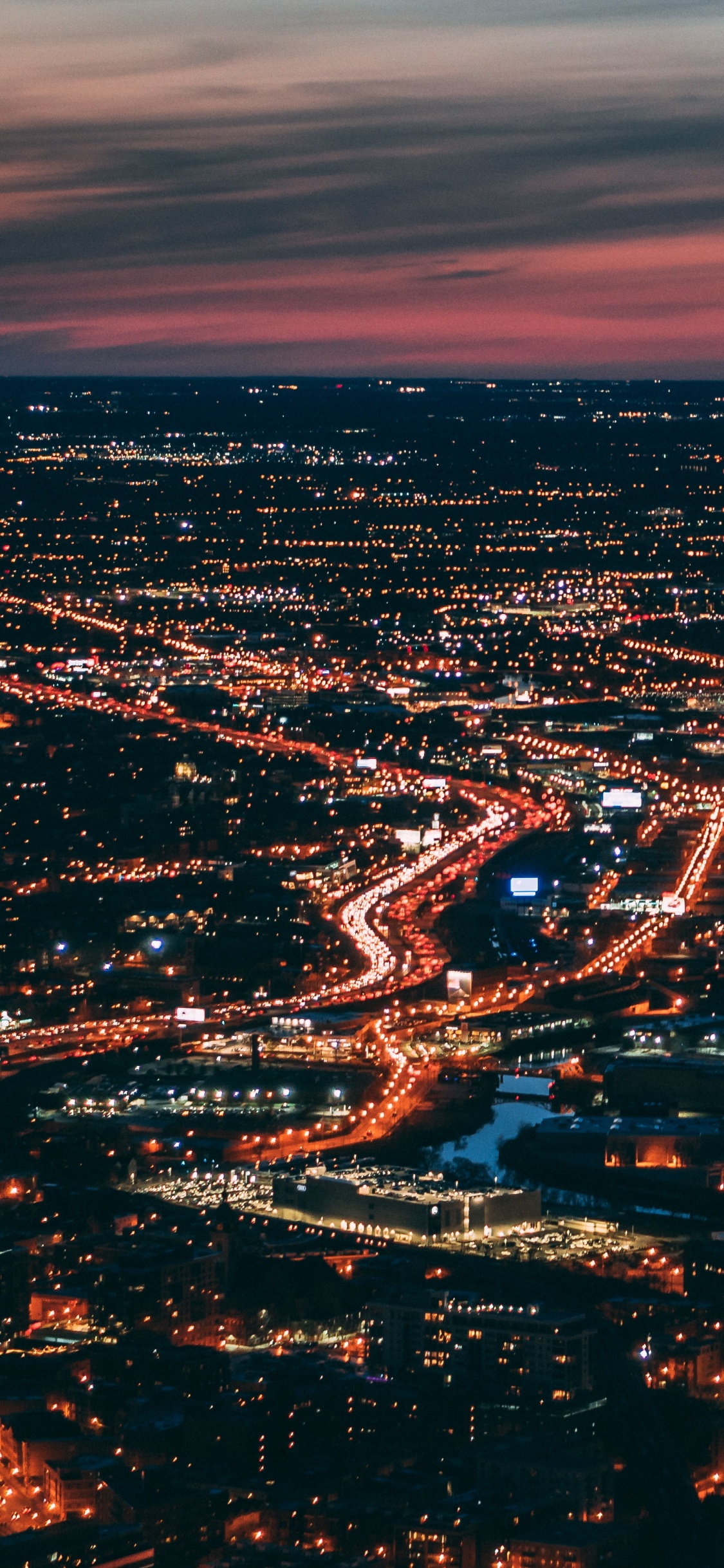 Vue Aérienne de la Ville Pendant la Nuit. Wallpaper in 1125x2436 Resolution