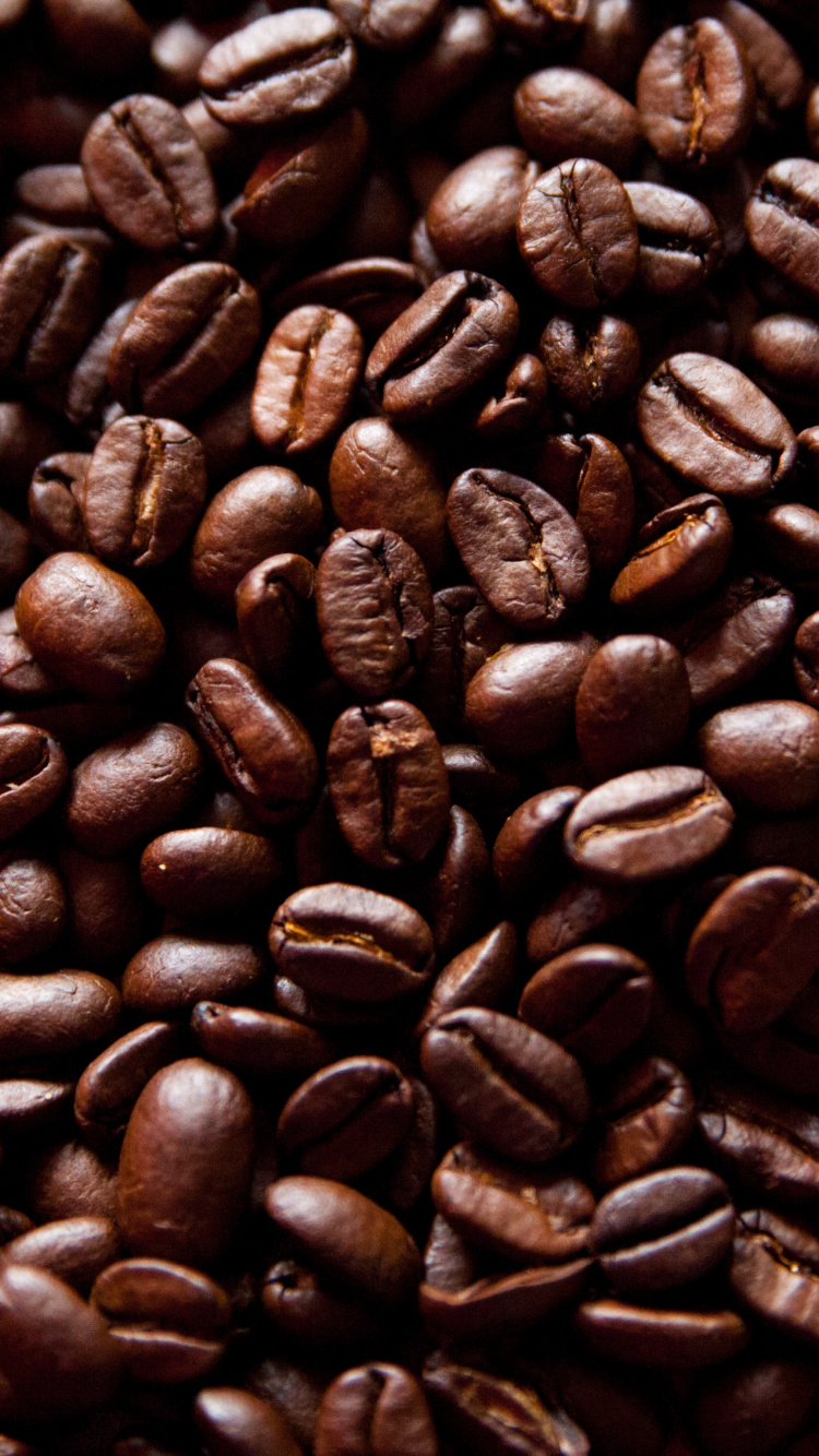 Granos de Café Marrón Sobre la Mesa de Madera Marrón. Wallpaper in 750x1334 Resolution