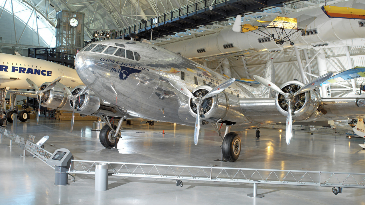 Gray Airplane in a Airport. Wallpaper in 1280x720 Resolution