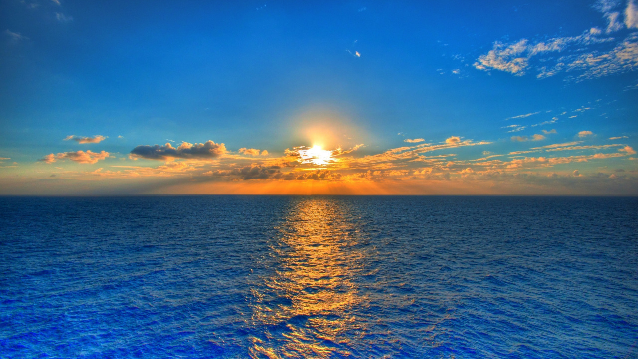 Blue Sea Under Blue Sky During Sunset. Wallpaper in 1280x720 Resolution