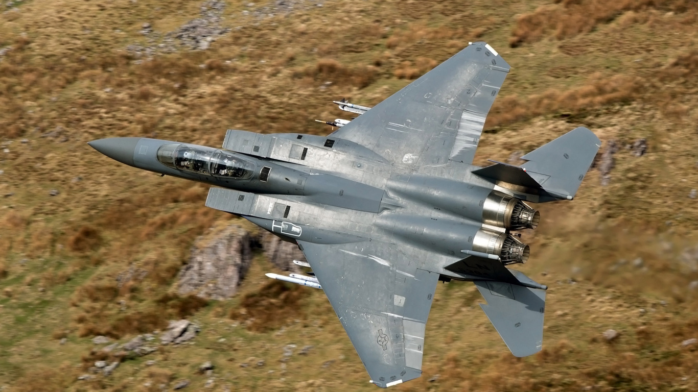 Avion de Chasse Noir Sur Fond Marron et Noir. Wallpaper in 1366x768 Resolution