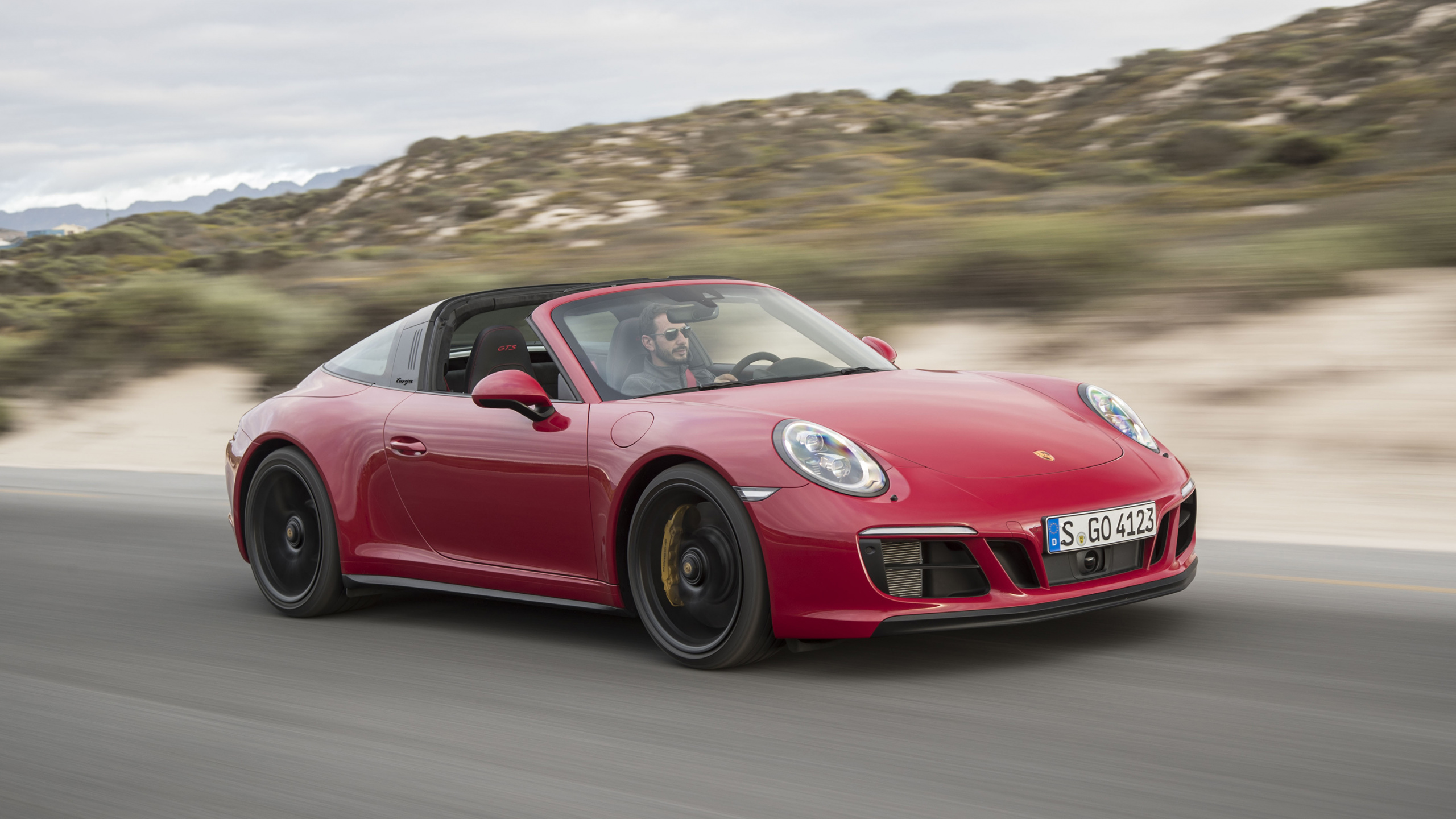 Ferrari Rouge 458 Italia Sur Route Pendant la Journée. Wallpaper in 2560x1440 Resolution