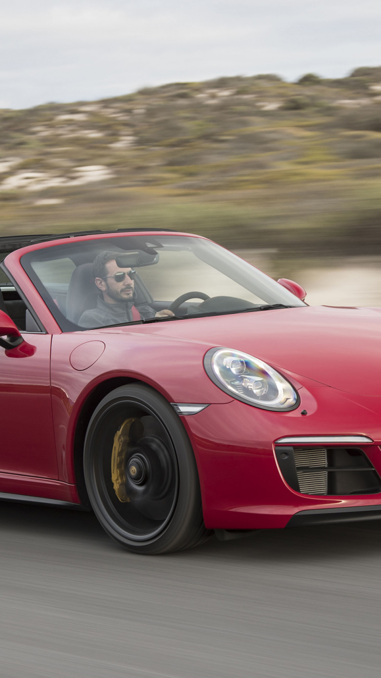 Ferrari Rouge 458 Italia Sur Route Pendant la Journée. Wallpaper in 750x1334 Resolution
