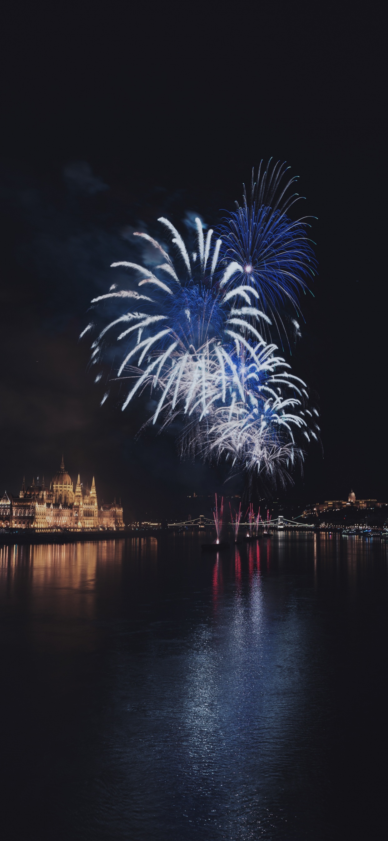 Budapest, Nacht, Feuerwerk, Reflexion, Mitternacht. Wallpaper in 1242x2688 Resolution