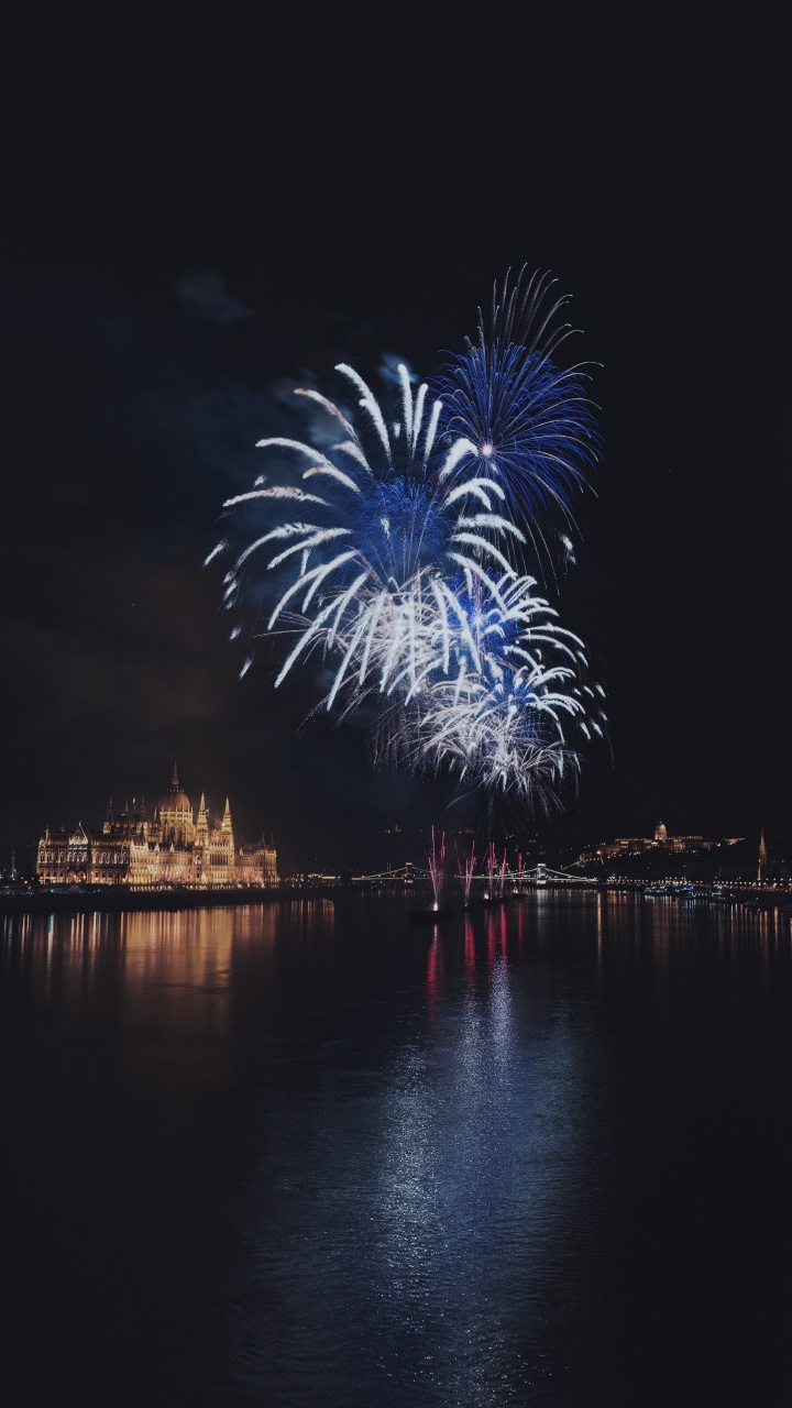 Budapest, Nacht, Feuerwerk, Reflexion, Mitternacht. Wallpaper in 720x1280 Resolution