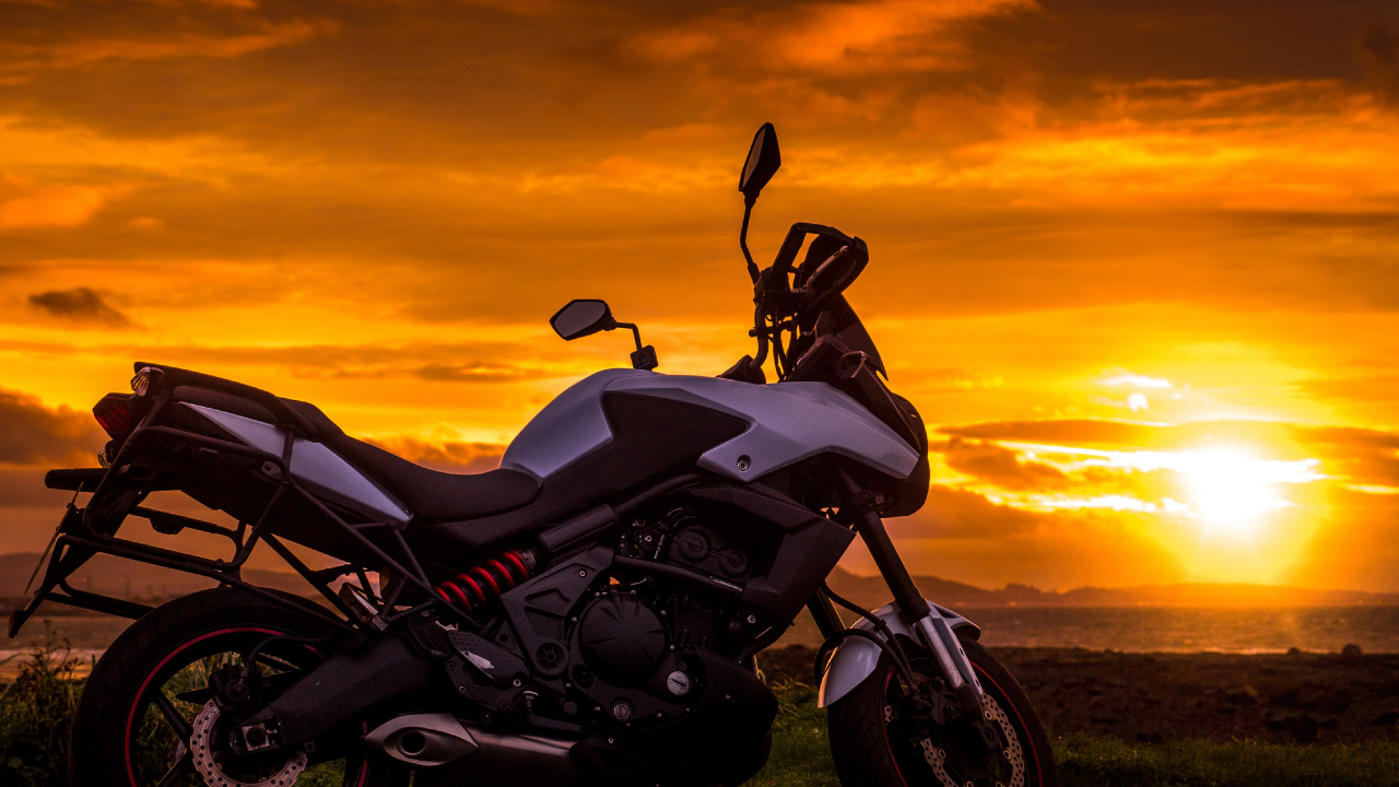 Vélo de Sport Noir et Blanc Sur Terrain D'herbe Verte Pendant le Coucher du Soleil. Wallpaper in 1280x720 Resolution