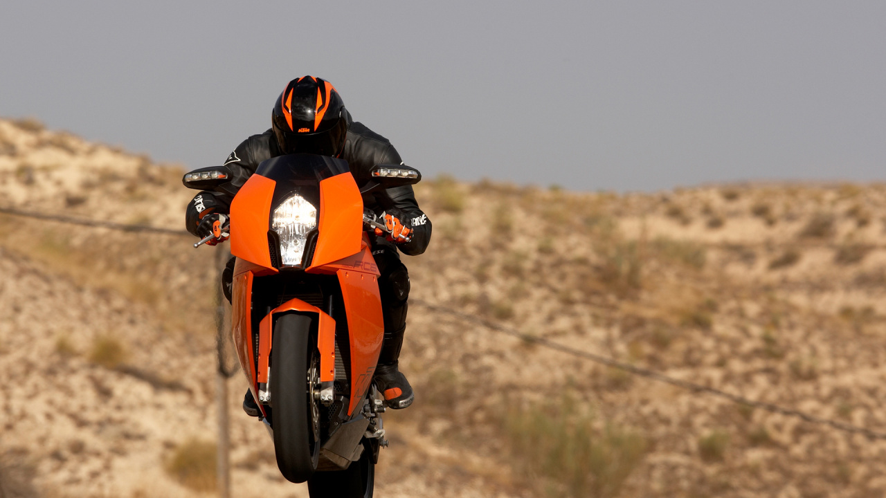 Mann in Orange Und Schwarzem Motorradhelm, Der Tagsüber Orangefarbenes Sportrad Auf Der Straße Fährt. Wallpaper in 1280x720 Resolution