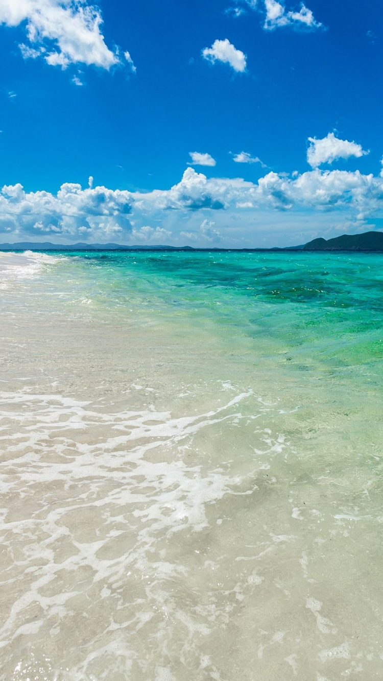 Ciel Bleu et Nuages Blancs Au-dessus de la Mer. Wallpaper in 750x1334 Resolution