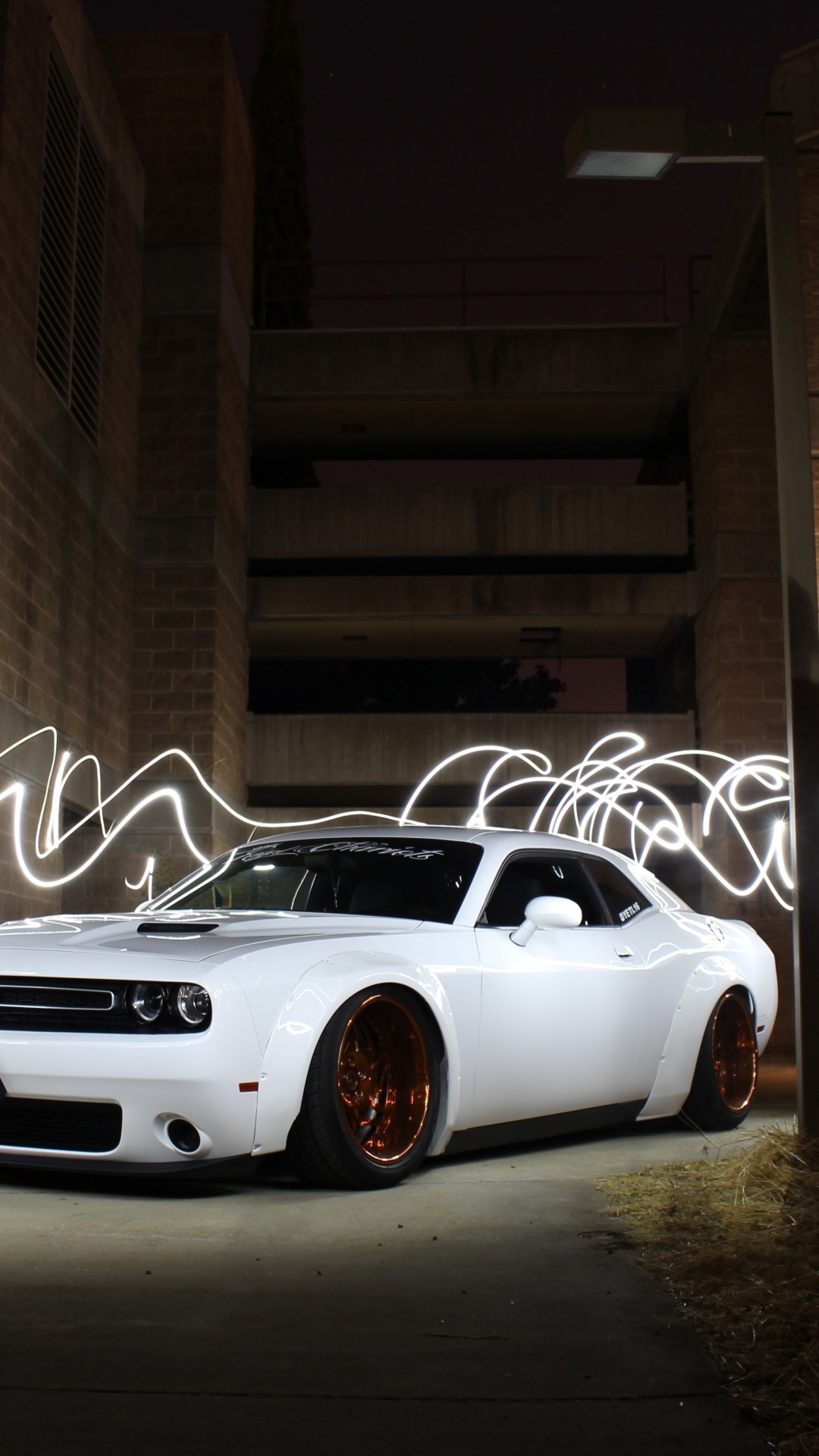 Dodge Challenger, de Voiture de Muscle, Pneu, Roue, Bâtiment. Wallpaper in 1080x1920 Resolution