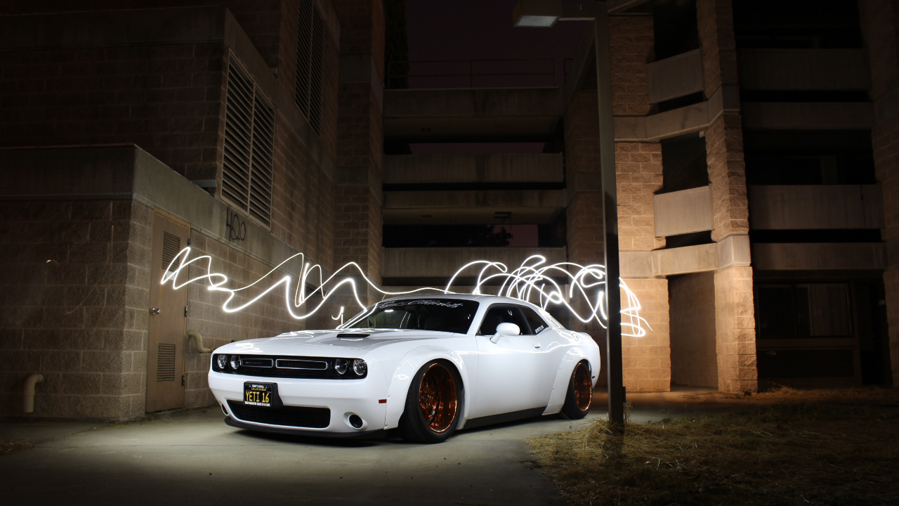 Dodge Challenger, de Voiture de Muscle, Pneu, Roue, Bâtiment. Wallpaper in 1280x720 Resolution