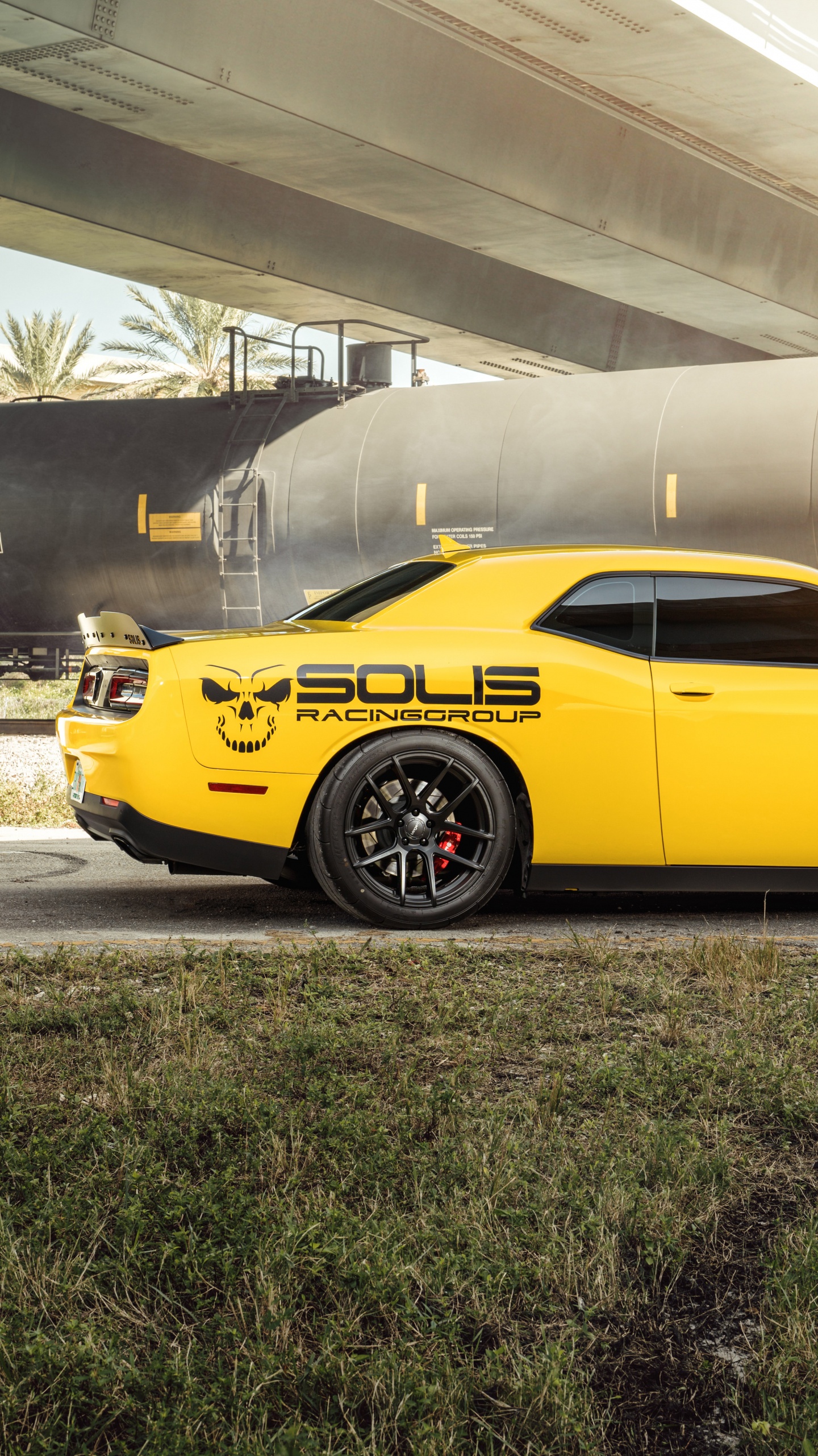 Coupé Amarillo Estacionado Sobre Suelo de Hormigón Gris. Wallpaper in 1440x2560 Resolution