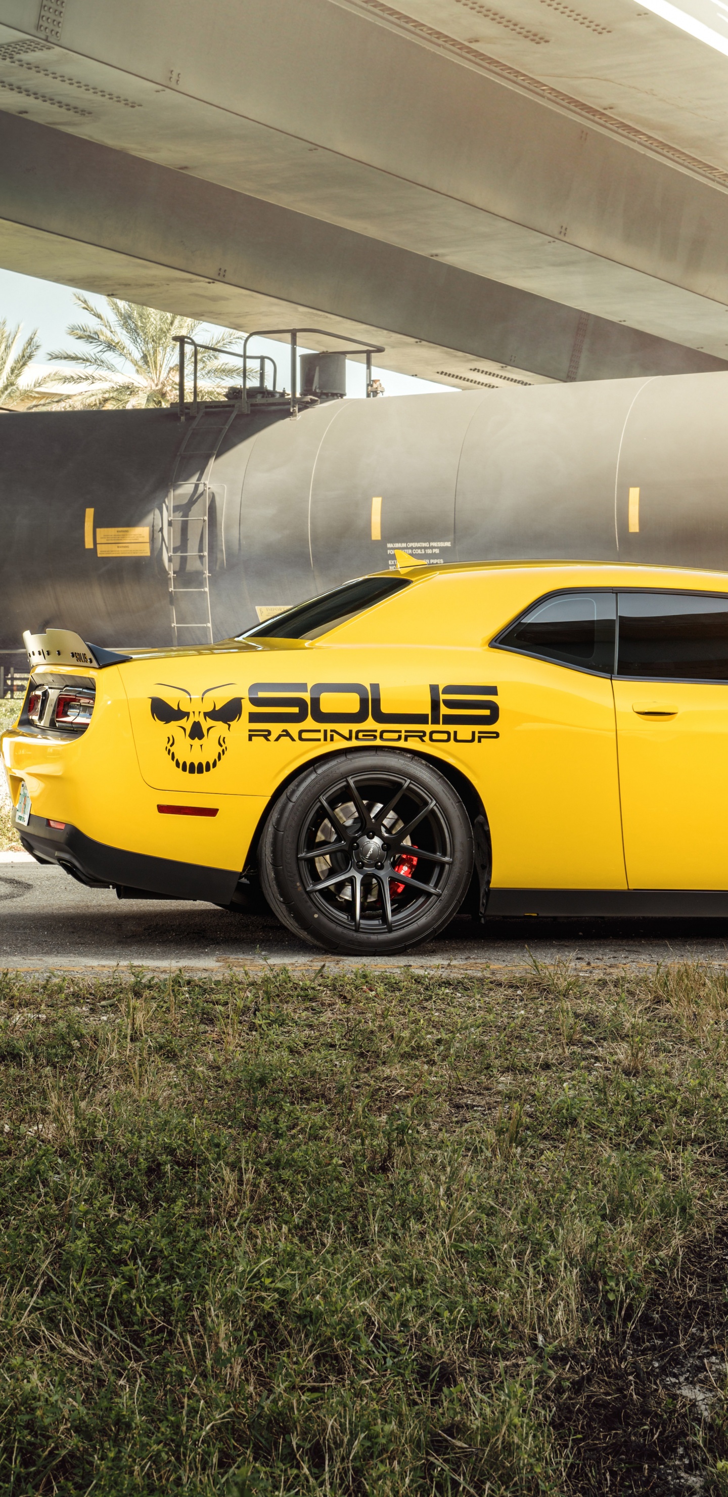 Coupé Jaune Garé Sur un Sol en Béton Gris. Wallpaper in 1440x2960 Resolution