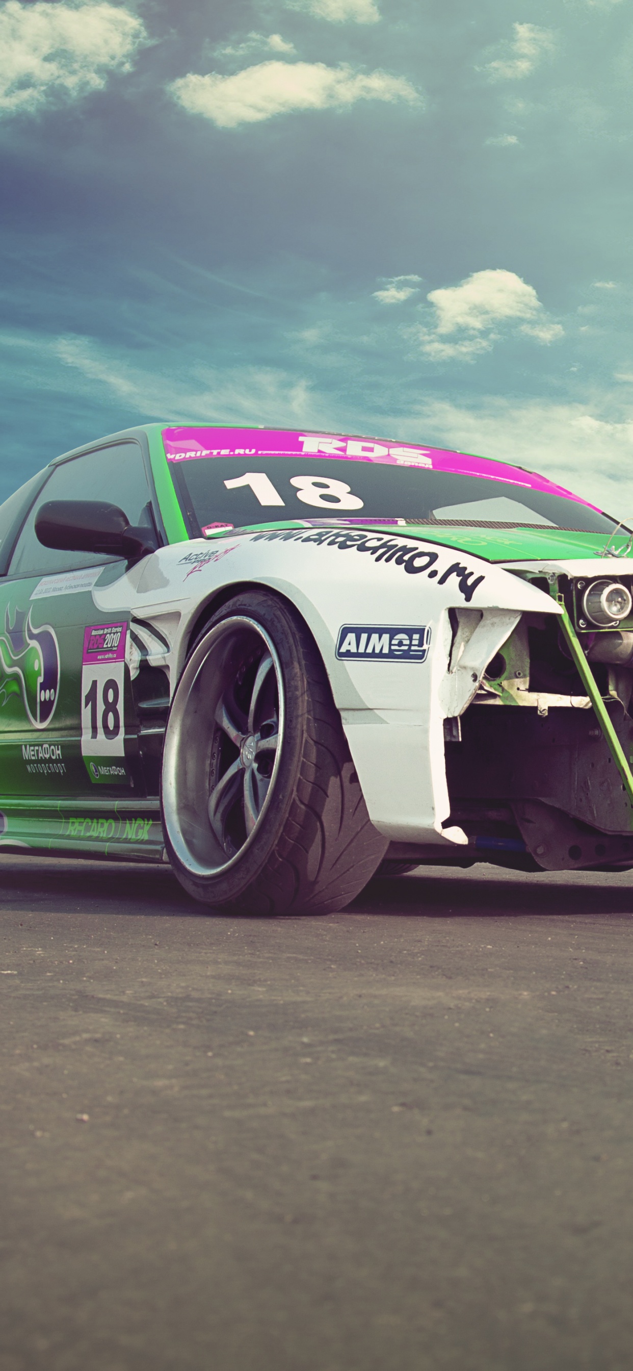 Grüner Und Schwarzer Chevrolet Camaro Auf Grauer Asphaltstraße Unter Weißem Bewölktem Himmel Tagsüber. Wallpaper in 1242x2688 Resolution