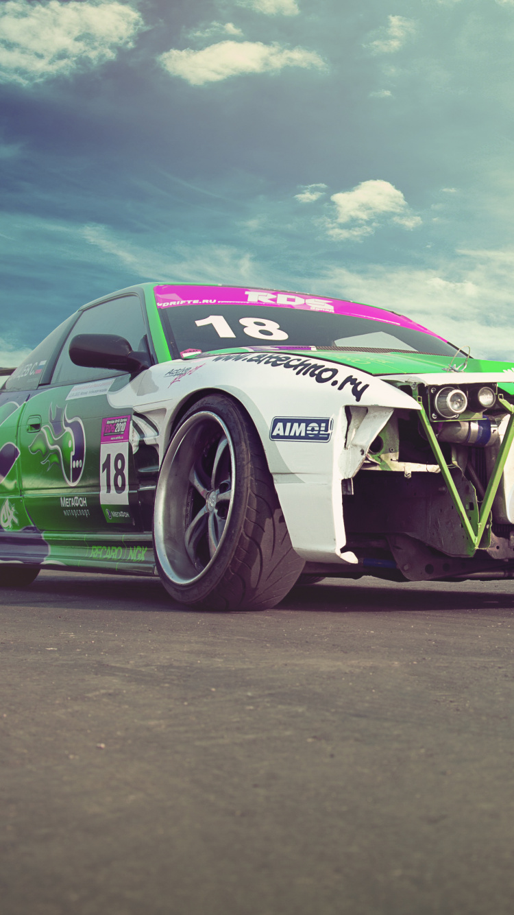 Grüner Und Schwarzer Chevrolet Camaro Auf Grauer Asphaltstraße Unter Weißem Bewölktem Himmel Tagsüber. Wallpaper in 750x1334 Resolution