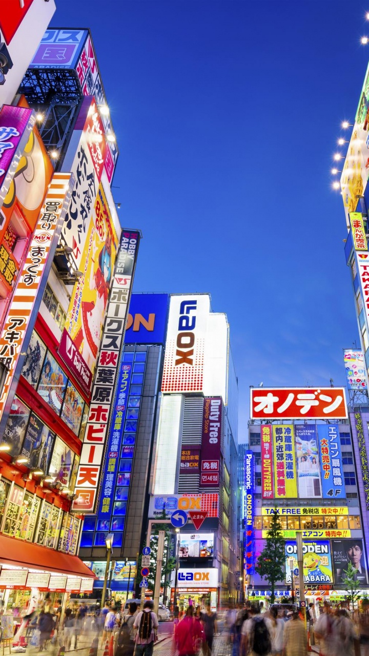 Leute, Die Tagsüber Auf Der Straße Gehen. Wallpaper in 720x1280 Resolution