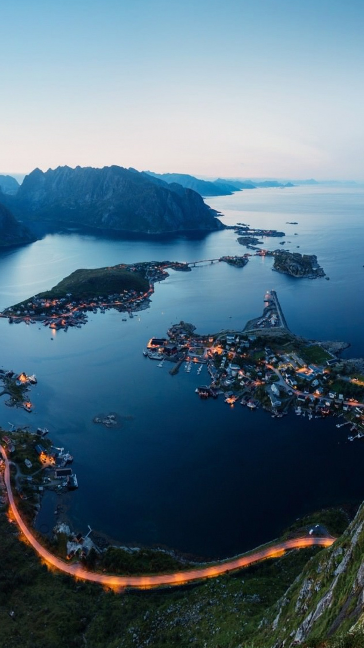 Vista Aérea de la Ciudad Cerca Del Lago Durante la Noche. Wallpaper in 750x1334 Resolution