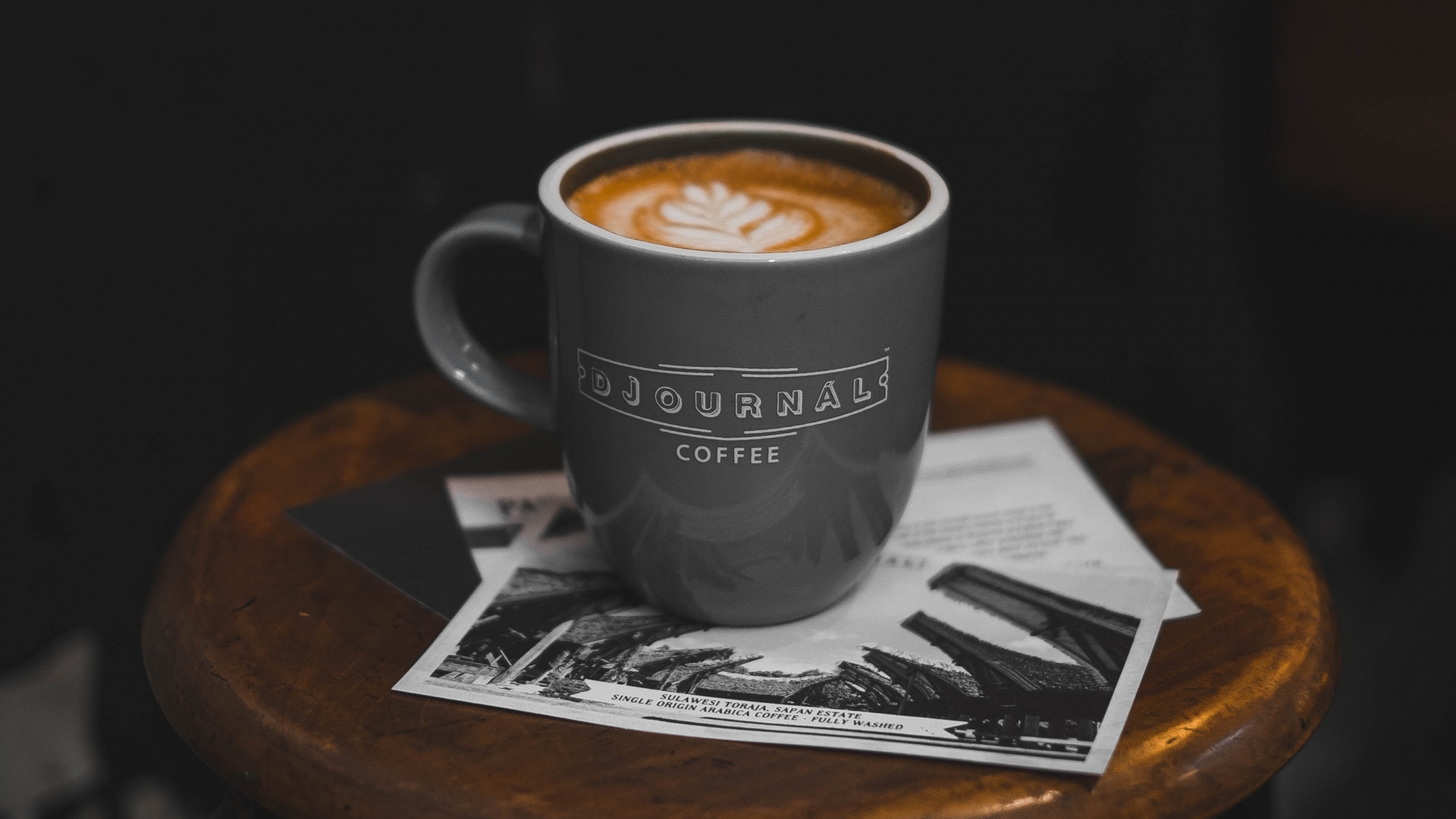 Tasse en Céramique Blanche Sur Une Soucoupe en Céramique Blanche Sur Une Table en Bois Marron. Wallpaper in 2560x1440 Resolution