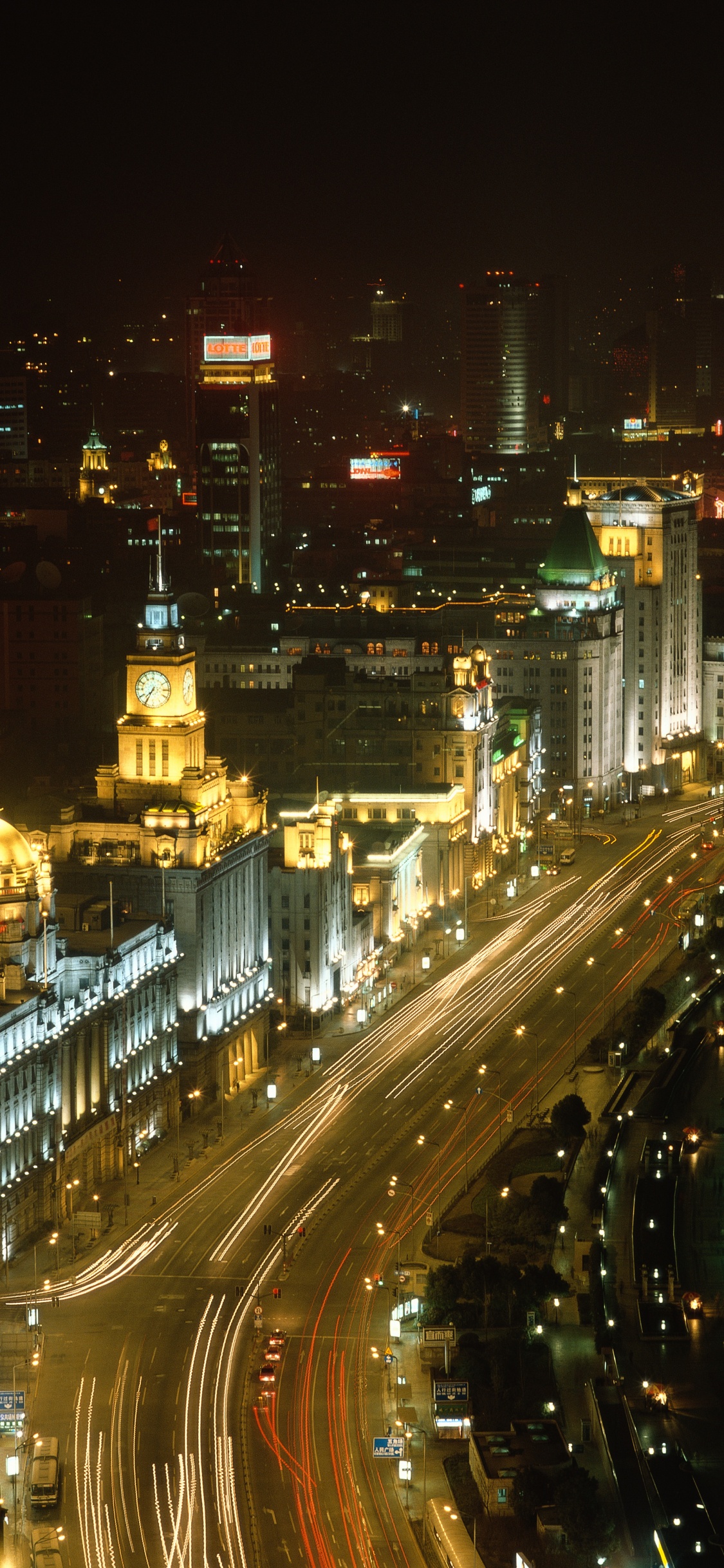 Ciudad Con Edificios de Gran Altura Durante la Noche.. Wallpaper in 1125x2436 Resolution