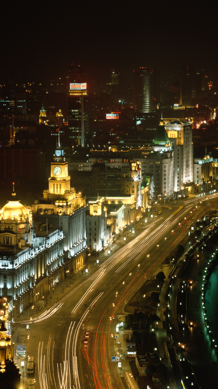 Stadt Mit Hochhäusern Während Der Nacht. Wallpaper in 750x1334 Resolution