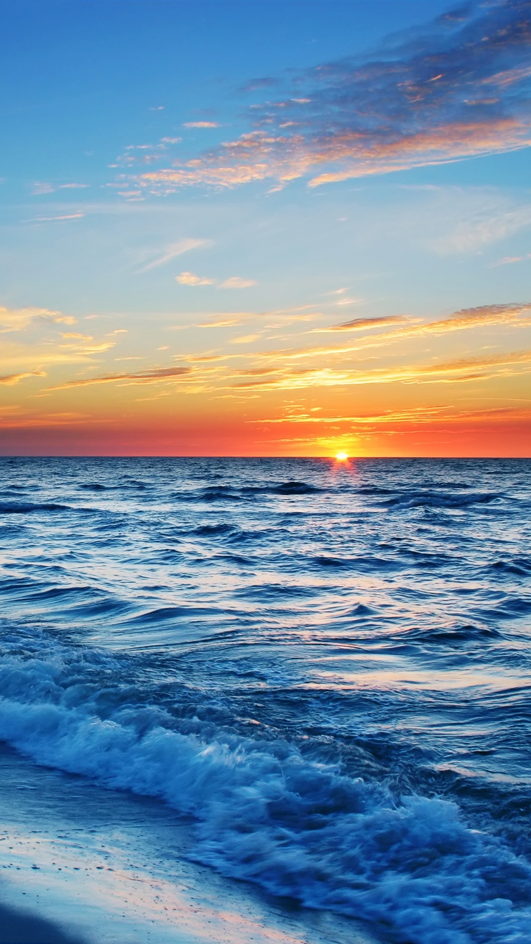 Les Vagues de L'océan S'écrasent Sur le Rivage au Coucher du Soleil. Wallpaper in 1080x1920 Resolution