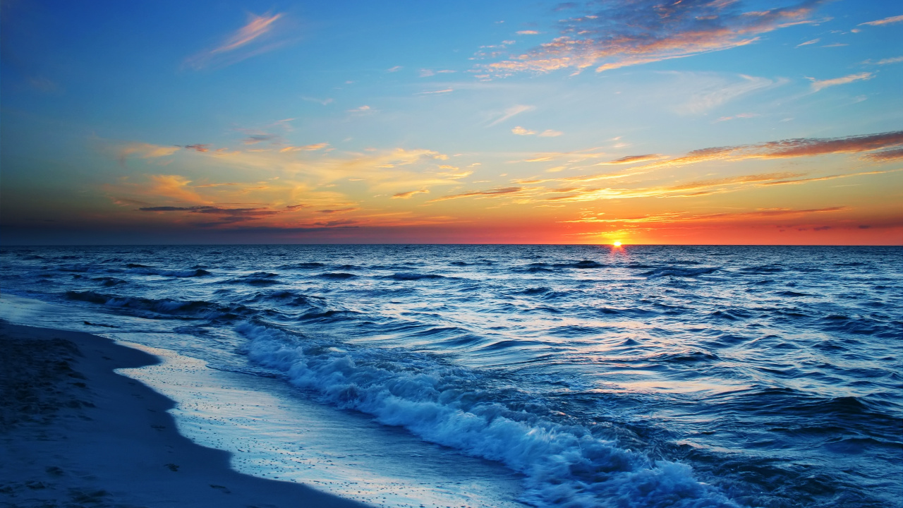 Les Vagues de L'océan S'écrasent Sur le Rivage au Coucher du Soleil. Wallpaper in 1280x720 Resolution