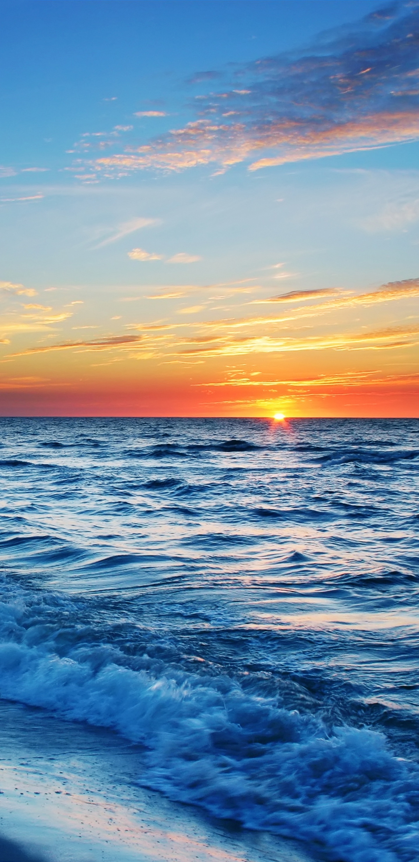 Les Vagues de L'océan S'écrasent Sur le Rivage au Coucher du Soleil. Wallpaper in 1440x2960 Resolution