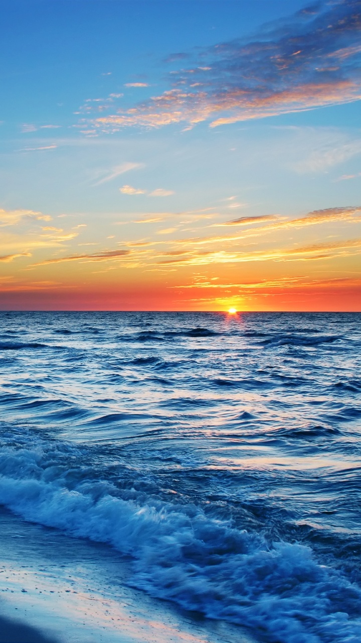 Les Vagues de L'océan S'écrasent Sur le Rivage au Coucher du Soleil. Wallpaper in 720x1280 Resolution