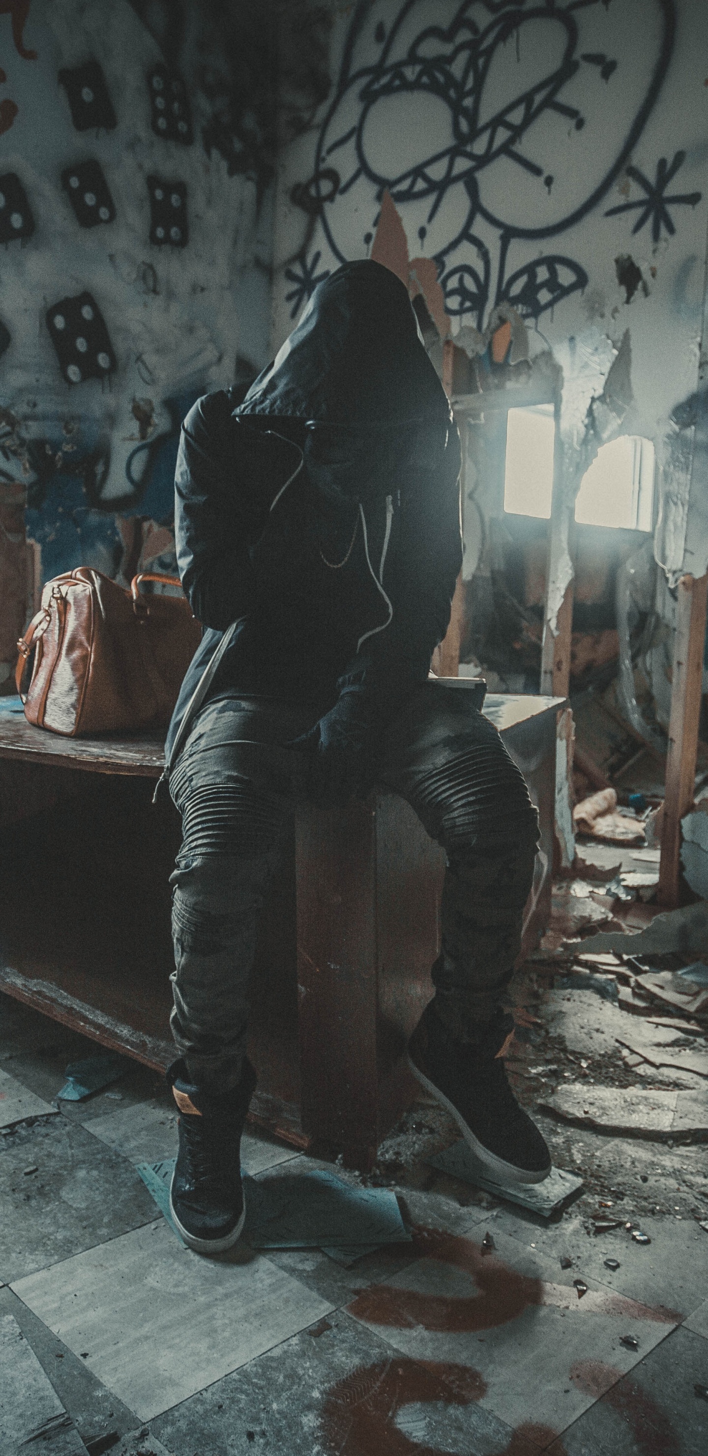 Hombre de Chaqueta Negra Sentado en un Banco de Madera Marrón. Wallpaper in 1440x2960 Resolution