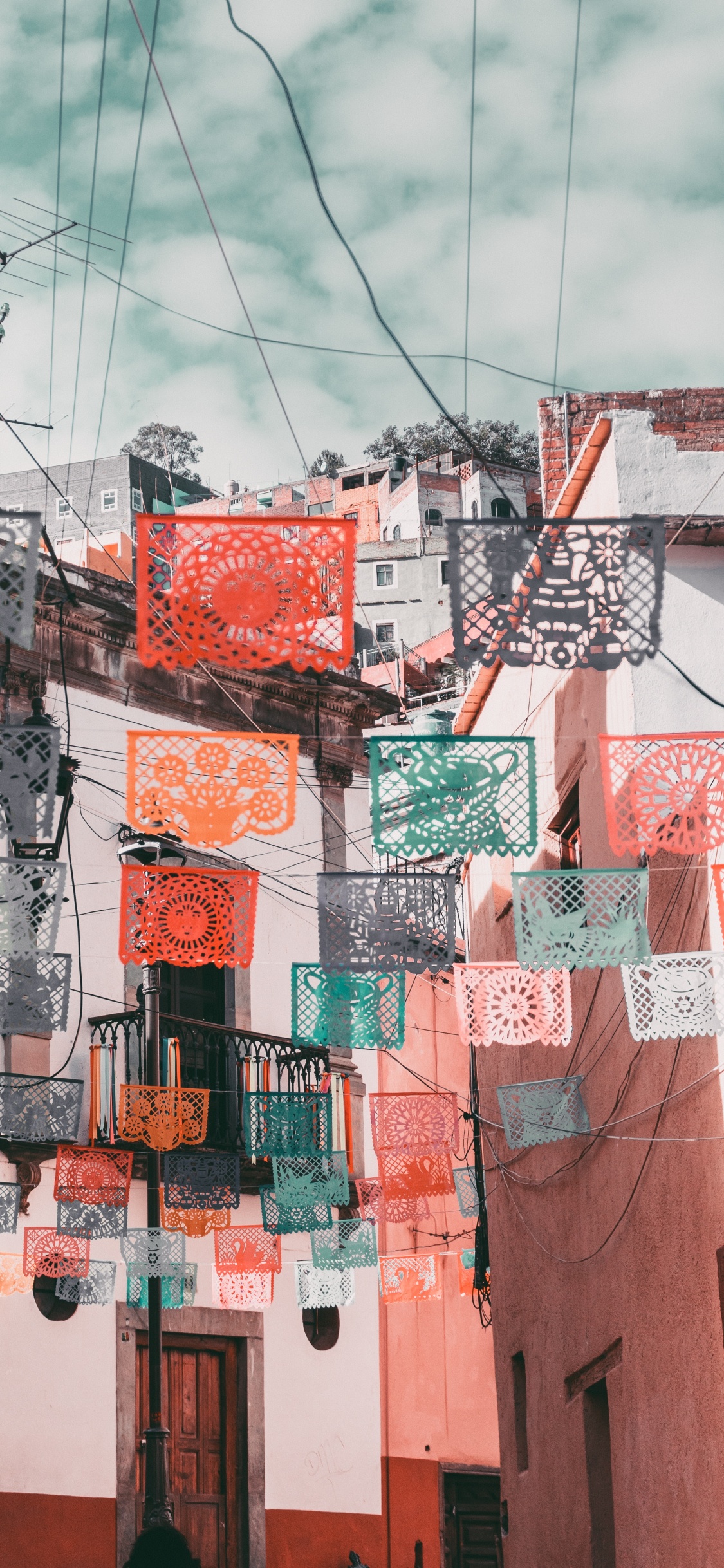 Rot-weißes Und Schwarzes Betongebäude Unter Weißen Wolken Tagsüber. Wallpaper in 1125x2436 Resolution