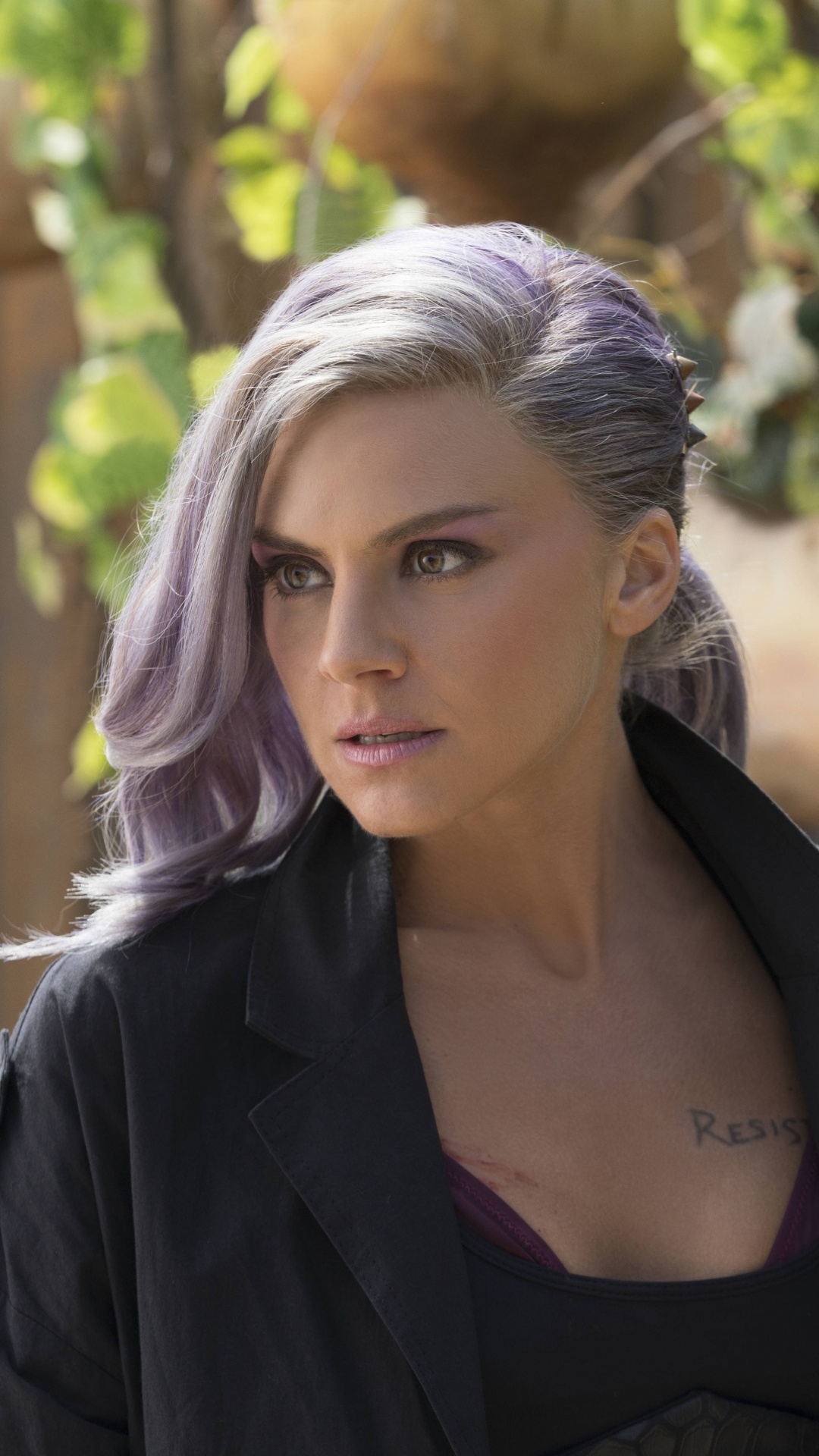 Mujer en Chaqueta Negra de Pie Cerca Del Árbol Marrón Durante el Día. Wallpaper in 1080x1920 Resolution