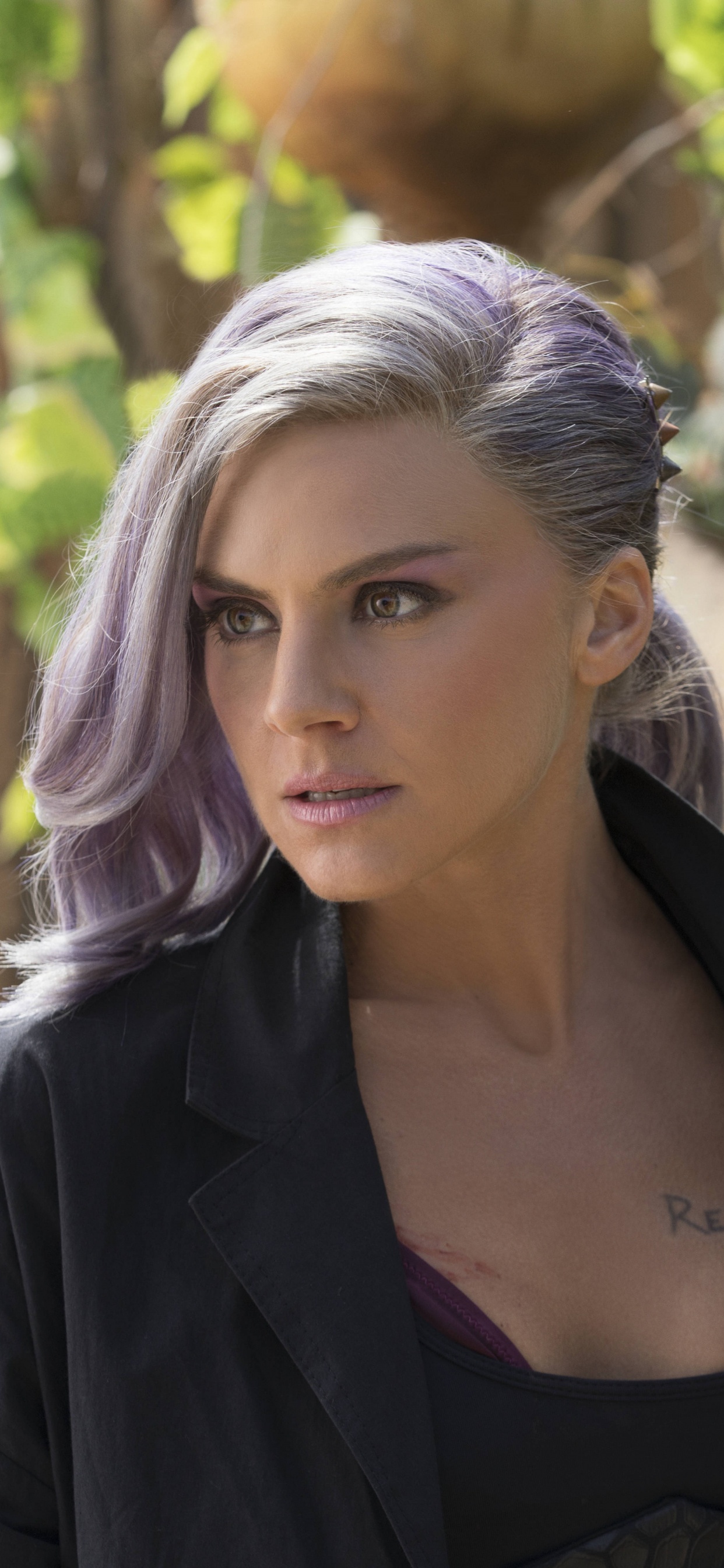 Femme en Blazer Noir Debout Près D'un Arbre Brun Pendant la Journée. Wallpaper in 1242x2688 Resolution