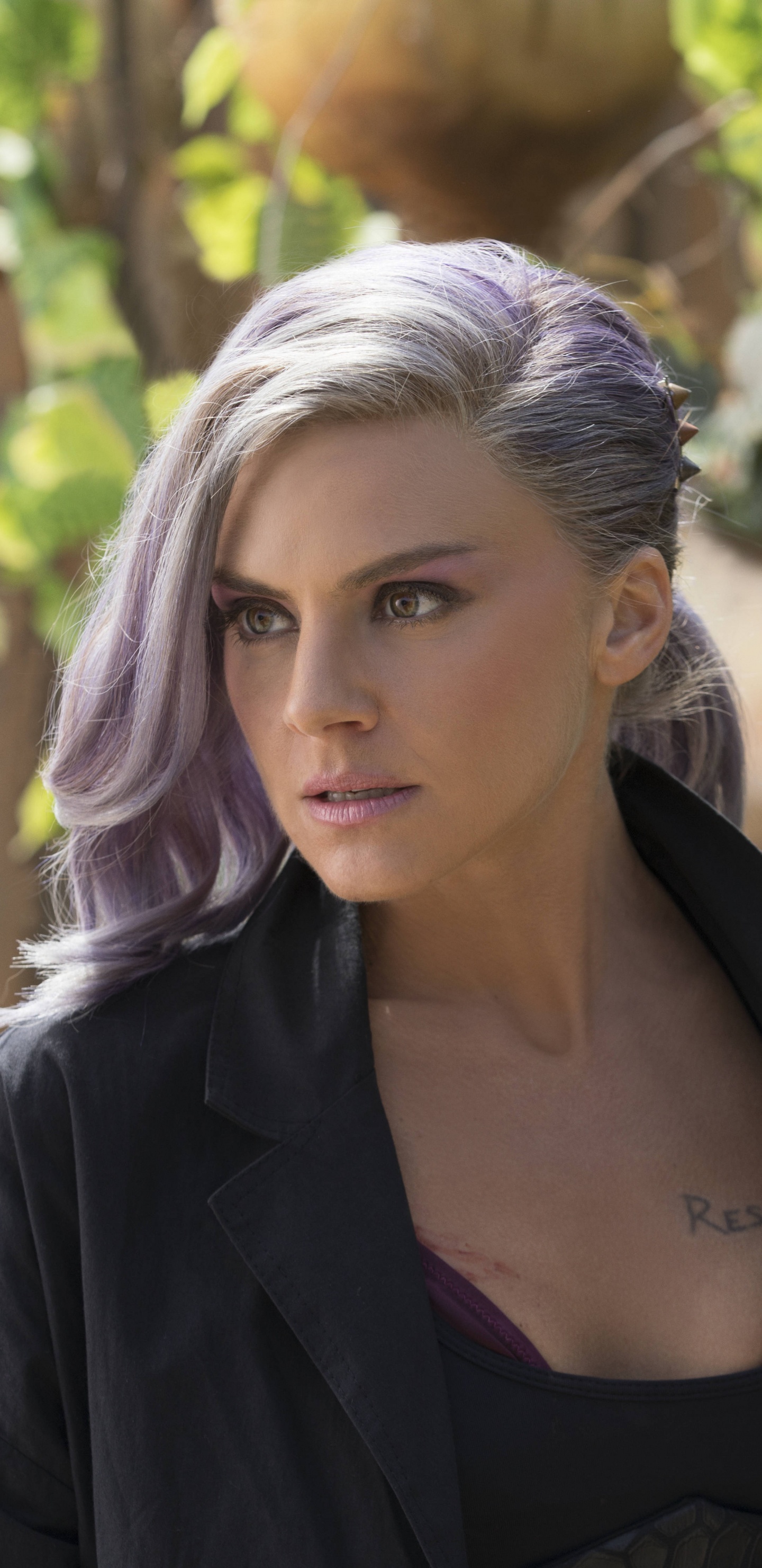 Femme en Blazer Noir Debout Près D'un Arbre Brun Pendant la Journée. Wallpaper in 1440x2960 Resolution