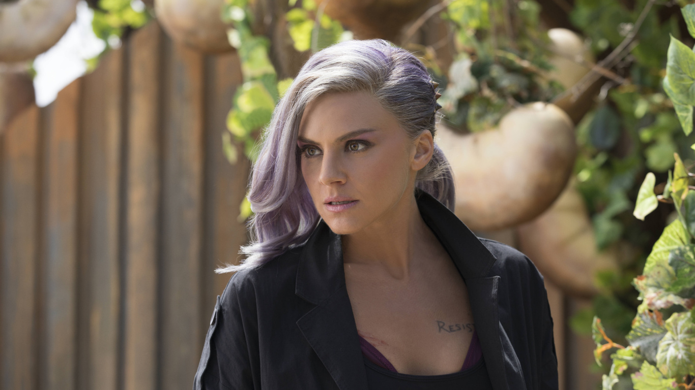 Frau im Schwarzen Blazer, Die Tagsüber in Der Nähe Eines Braunen Baumes Steht. Wallpaper in 1366x768 Resolution