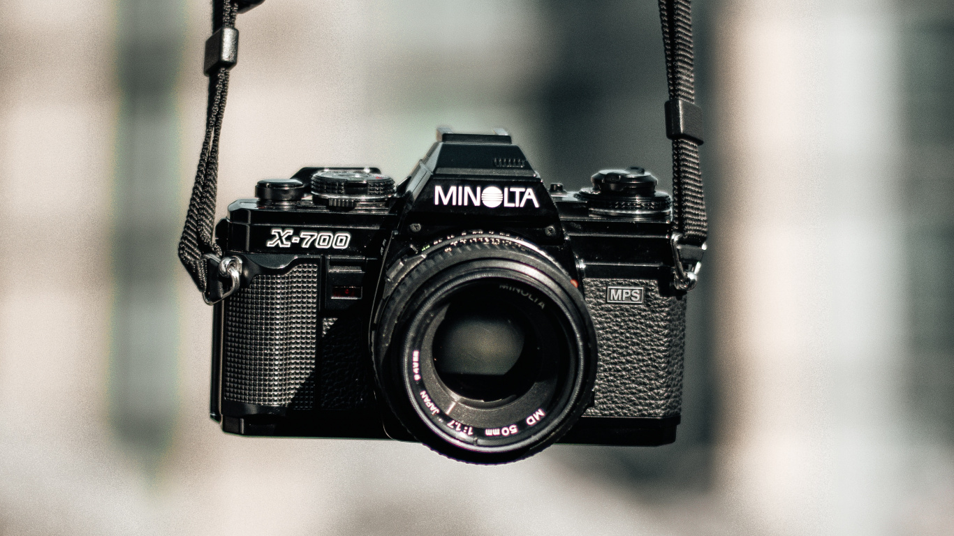 Appareil Photo Reflex Numérique Nikon Noir Accroché Sur un Fil Métallique Noir. Wallpaper in 1366x768 Resolution