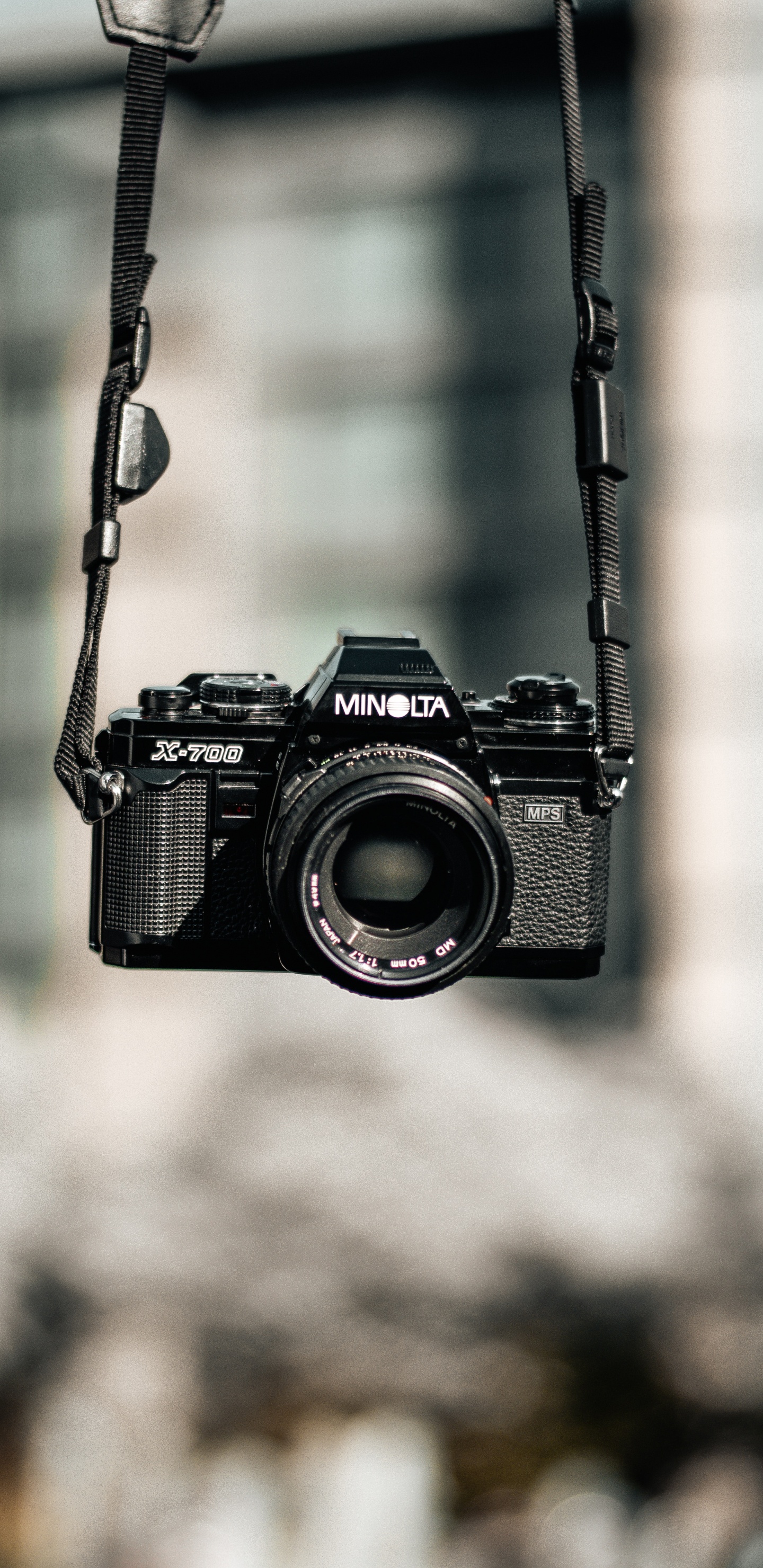 Appareil Photo Reflex Numérique Nikon Noir Accroché Sur un Fil Métallique Noir. Wallpaper in 1440x2960 Resolution