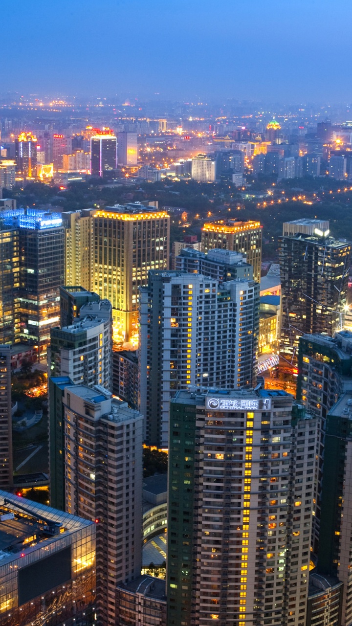 Vue Aérienne Des Bâtiments de la Ville Pendant la Nuit. Wallpaper in 720x1280 Resolution