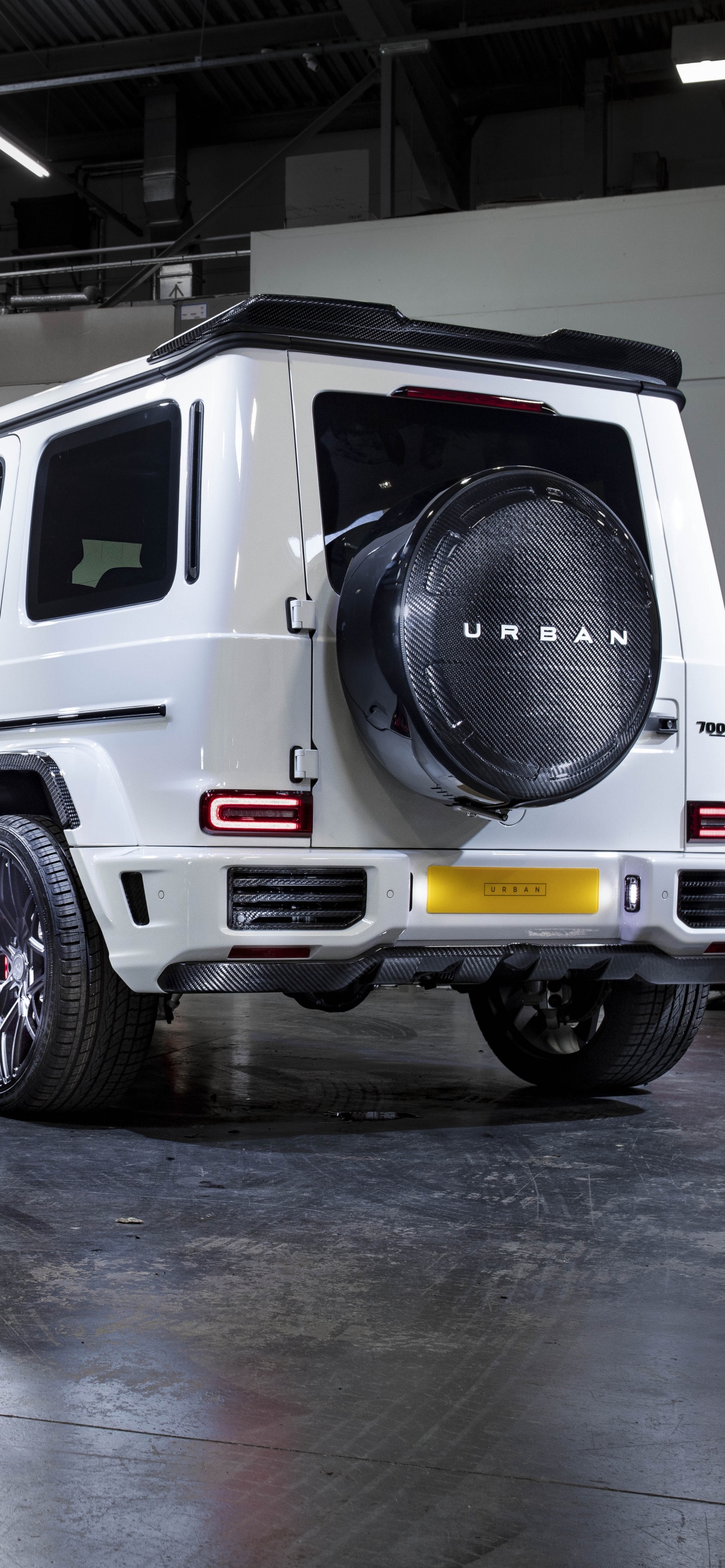 Suv Blanc Garé Devant le Bâtiment Bleu. Wallpaper in 1242x2688 Resolution