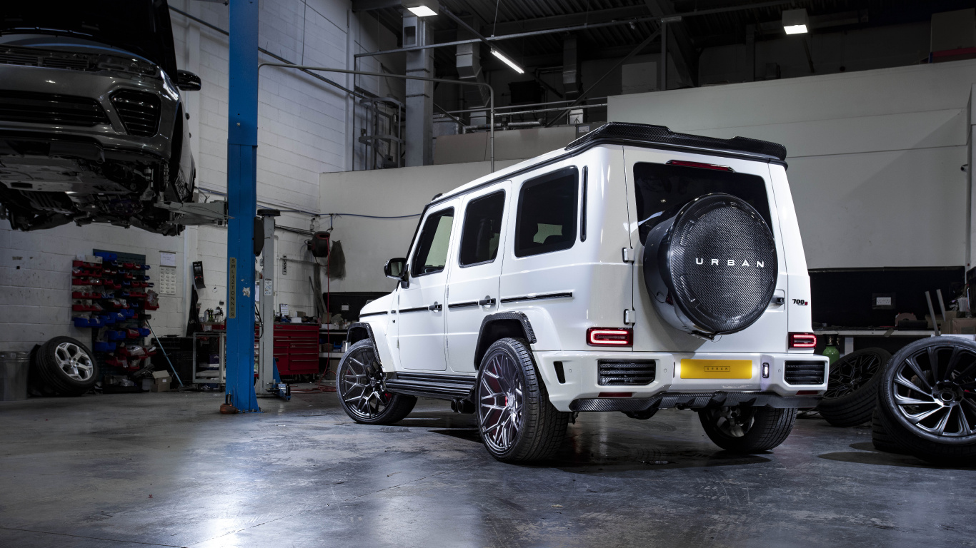 Suv Blanc Garé Devant le Bâtiment Bleu. Wallpaper in 1366x768 Resolution