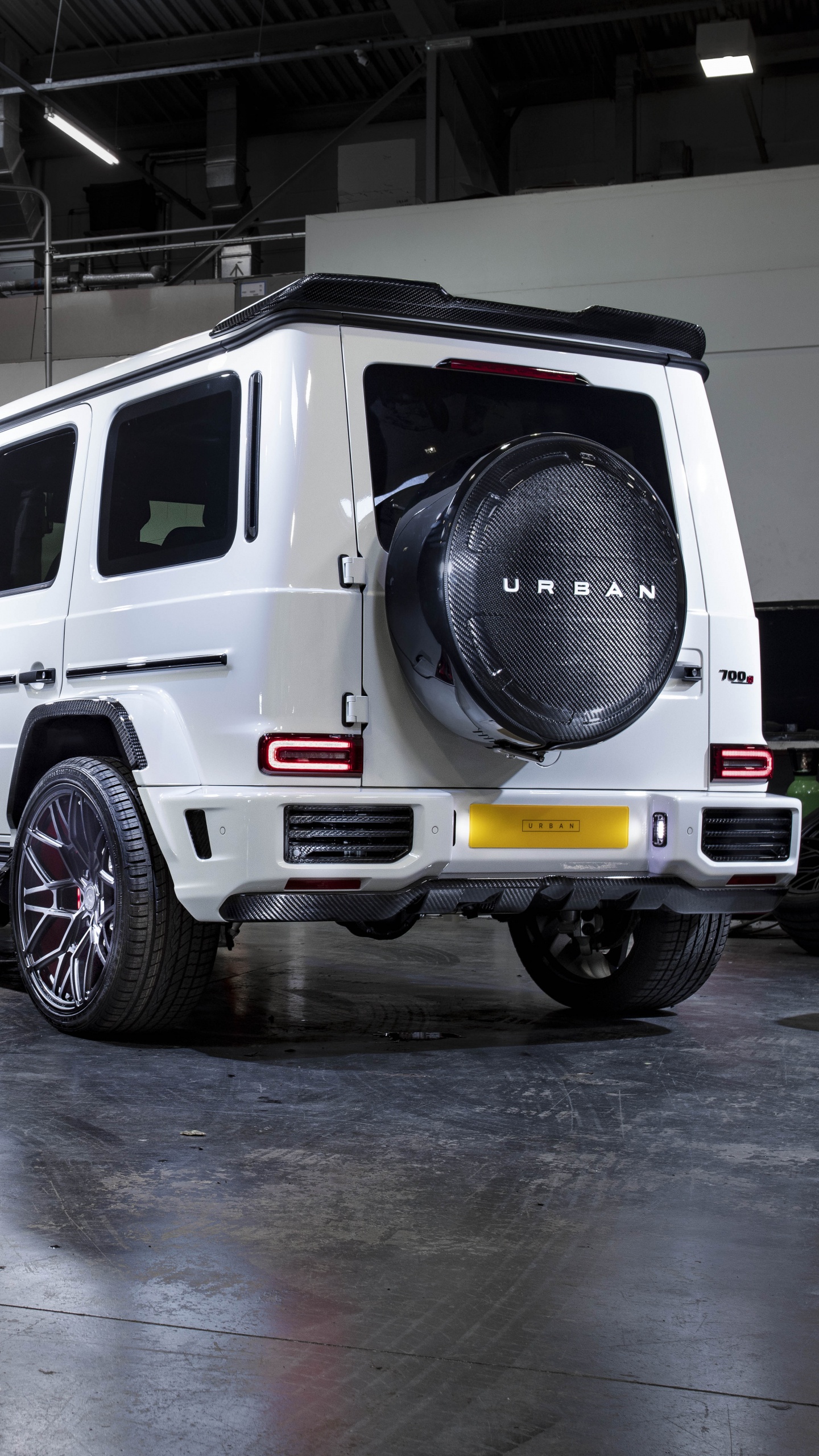 White Suv Parked in Front of Blue Building. Wallpaper in 1440x2560 Resolution