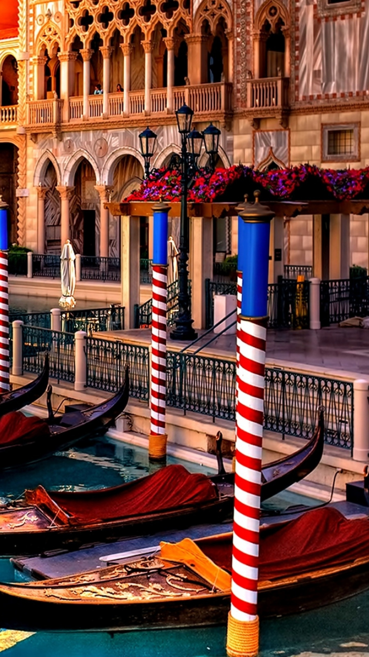 Bateau en Bois Bleu et Marron Sur L'eau. Wallpaper in 750x1334 Resolution