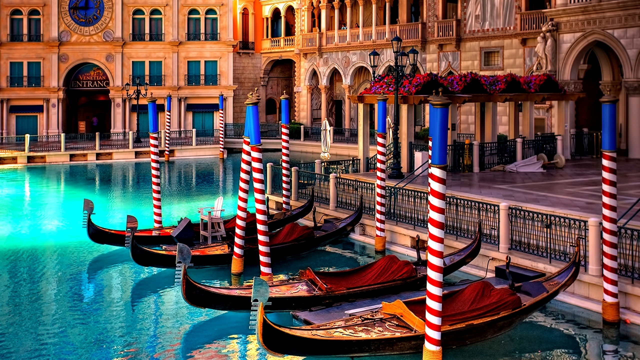 Blaues Und Braunes Holzboot Auf Dem Wasser. Wallpaper in 2560x1440 Resolution