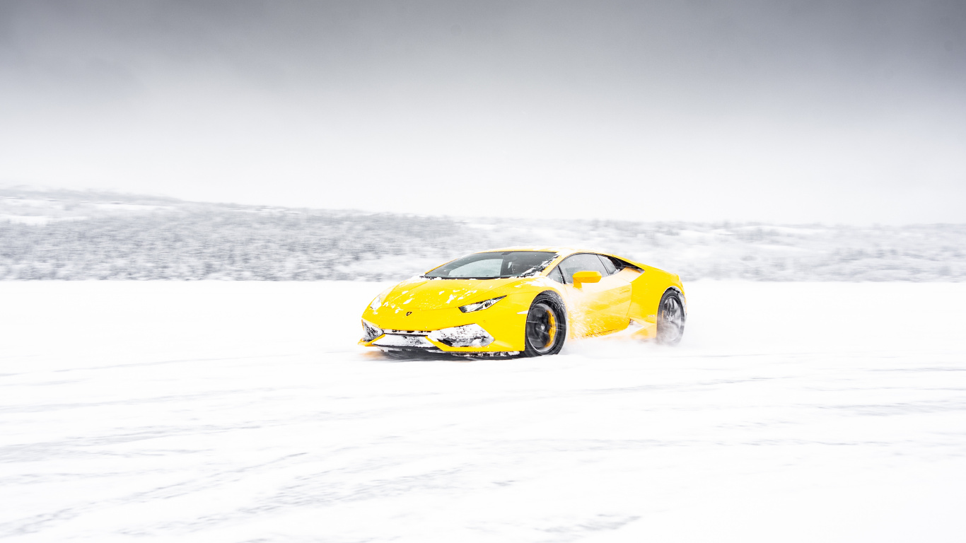 Gelber Ferrari 458 Italia Auf Schneebedecktem Boden. Wallpaper in 1366x768 Resolution