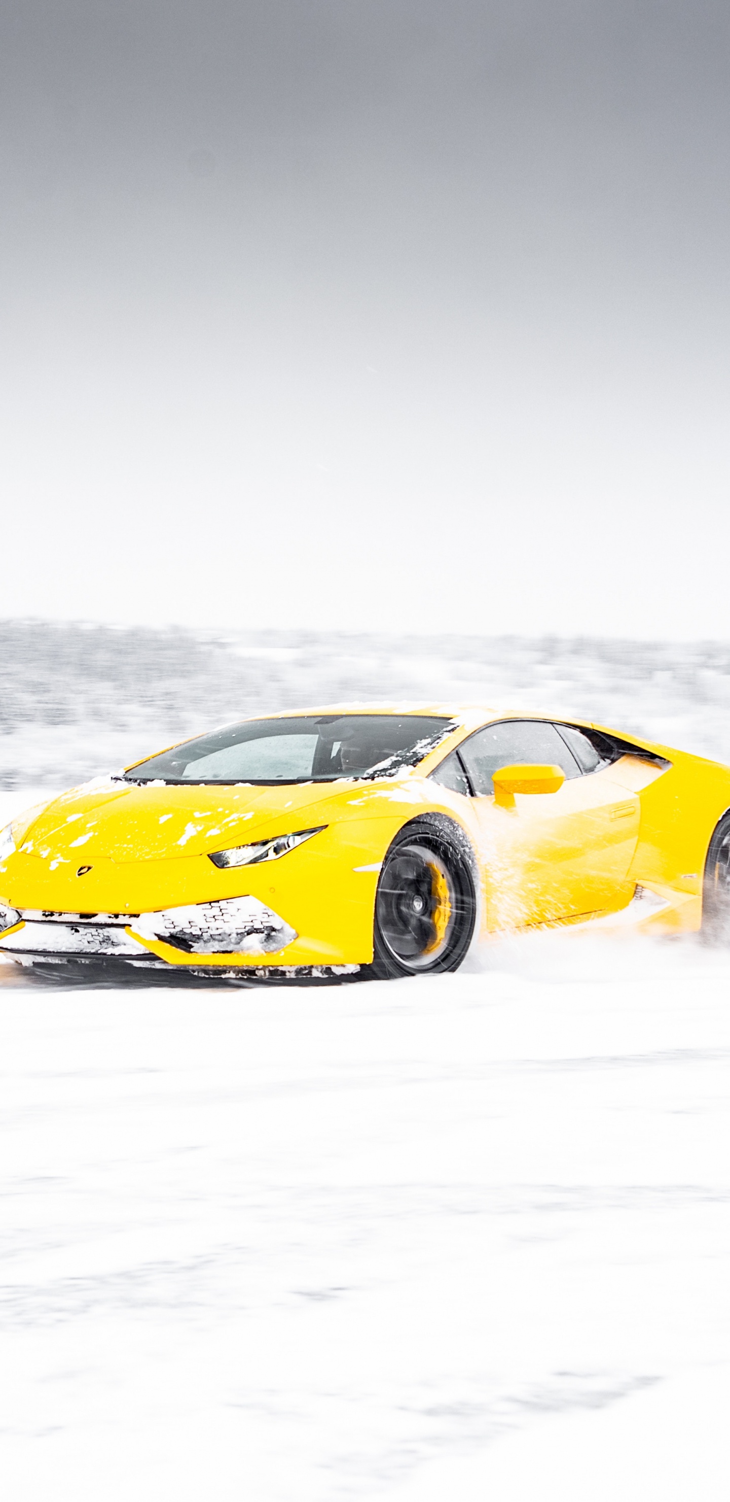 Gelber Ferrari 458 Italia Auf Schneebedecktem Boden. Wallpaper in 1440x2960 Resolution