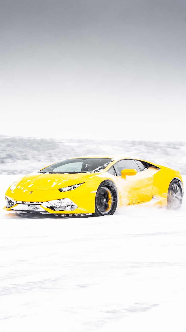 Gelber Ferrari 458 Italia Auf Schneebedecktem Boden. Wallpaper in 750x1334 Resolution