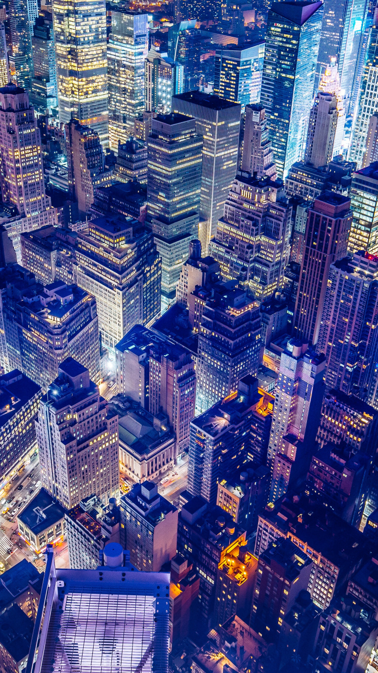 Vista Aérea de Los Edificios de la Ciudad Durante la Noche.. Wallpaper in 750x1334 Resolution