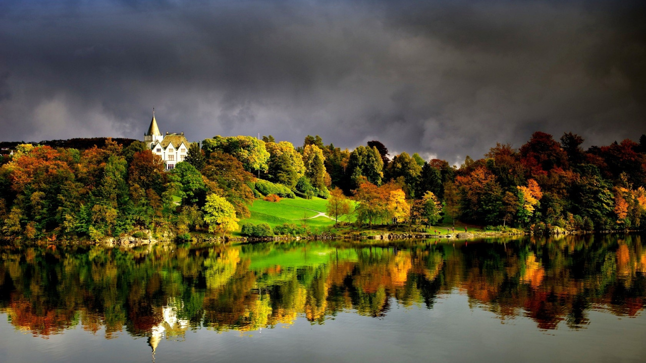 Grüne Bäume am See Unter Grauen Wolken. Wallpaper in 1280x720 Resolution