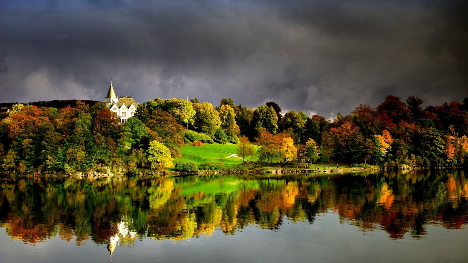 Green Trees Beside Lake Under Gray Clouds. Wallpaper in 1920x1080 Resolution