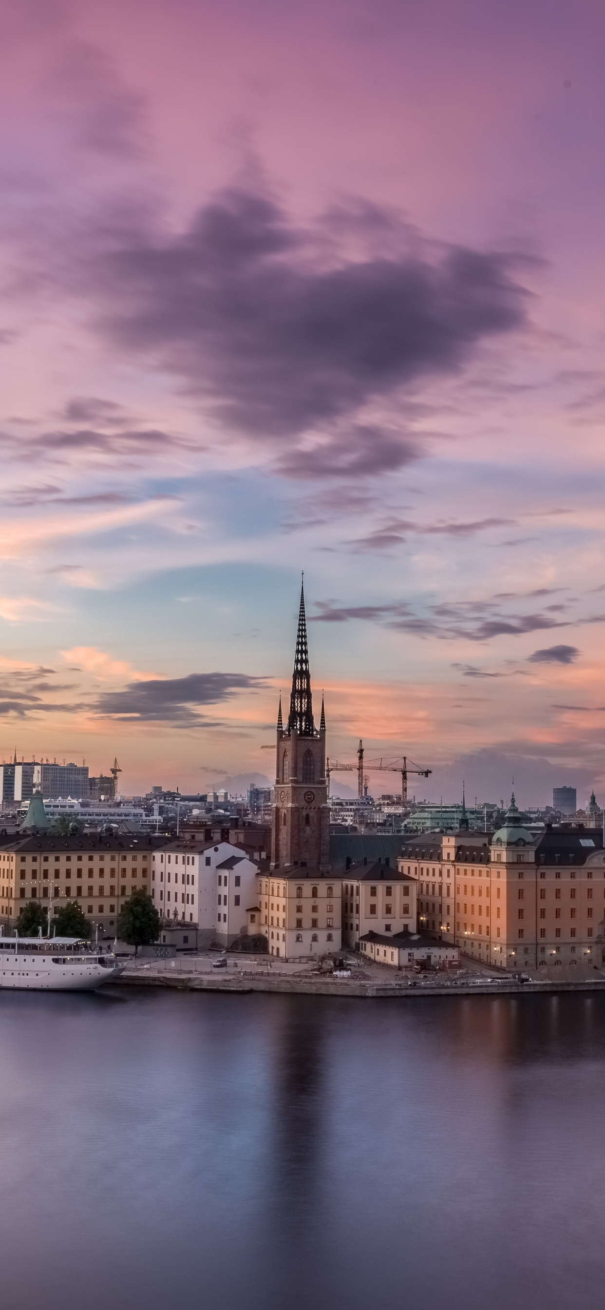 Horizon de la Ville Pendant la Nuit. Wallpaper in 1242x2688 Resolution