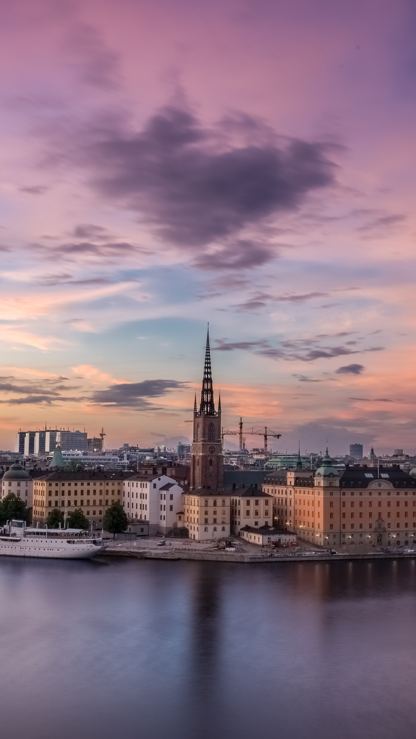 Horizon de la Ville Pendant la Nuit. Wallpaper in 1440x2560 Resolution