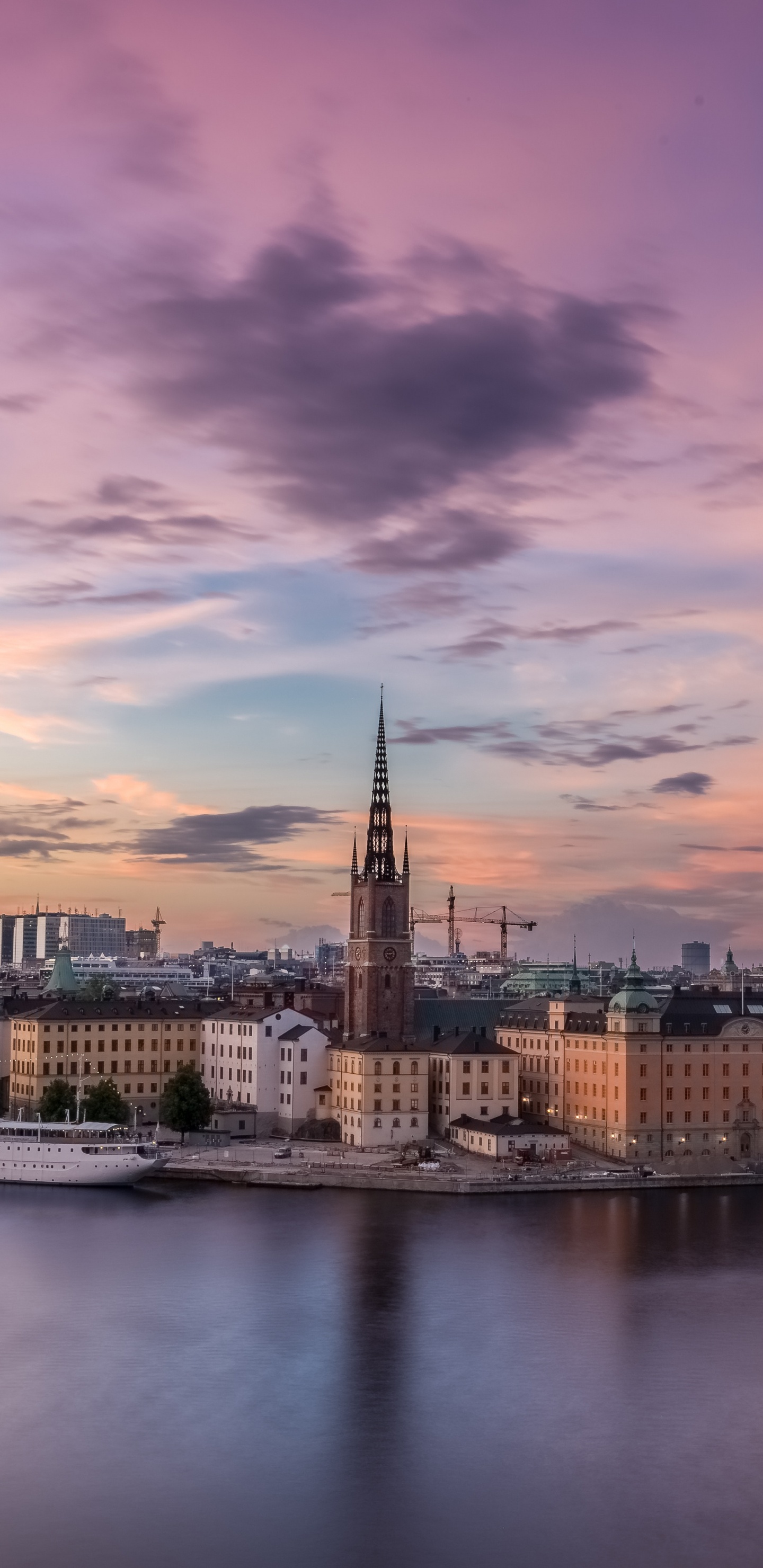 Horizon de la Ville Pendant la Nuit. Wallpaper in 1440x2960 Resolution